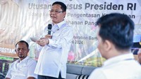 UKP Mardiono meninjau stan petani dan UMKM yang menang dalam program Jagoan Tani. UKP Mardiono akan mendorong hasil produk inovasi di sektor pertanian untuk mengisi pasar nasional dan mendorong peningkatan kompetensi sumber daya petani dan wirausahawan muda dalam rangka regenerasi petani, hilirisasi dan peningkatan nilai tambah sektor pertanian secara nasional.