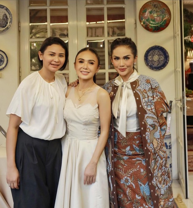 Yuni Shara merayakan ulang tahunnya yang ke-52 dengan meriah dan dihadiri keluarga, kerabat serta teman dekat.  Foto: Instagram/@krisdayantilemos @egikagi @wonty_dw