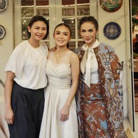 Yuni Shara merayakan ulang tahunnya yang ke-52 dengan meriah dan dihadiri keluarga, kerabat serta teman dekat.  Foto: Instagram/@krisdayantilemos @egikagi @wonty_dw