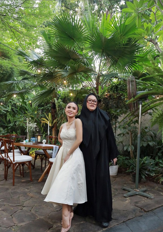 Penyanyi pop ini memilih riasan wajah natural bernuansa nude, sementara rambutnya dikuncir tinggi. Foto: Instagram/@krisdayantilemos @egikagi @wonty_dw