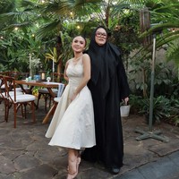 Penyanyi pop ini memilih riasan wajah natural bernuansa nude, sementara rambutnya dikuncir tinggi. Foto: Instagram/@krisdayantilemos @egikagi @wonty_dw