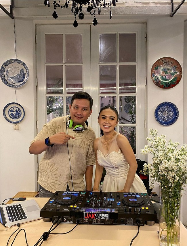 Yuni Shara juga menghadirkan disc jockey ternama Arvid Gema Indrawan atau dikenal sebagai DJ egikagi. Foto: Instagram/@krisdayantilemos @egikagi @wonty_dw