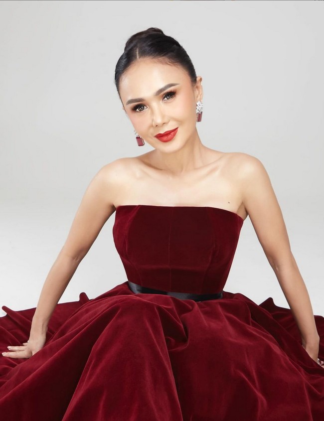 “Mbak Yuni Shara. Kenapa km Itu cantik sekali😍😍😍😍?, tidak bosan-bosan lihatnya dari dulu sampai sekarang tetap cantik dan awet muda banget,” puji netizen lagi. Foto: Instagram/@krisdayantilemos @egikagi @wonty_dw