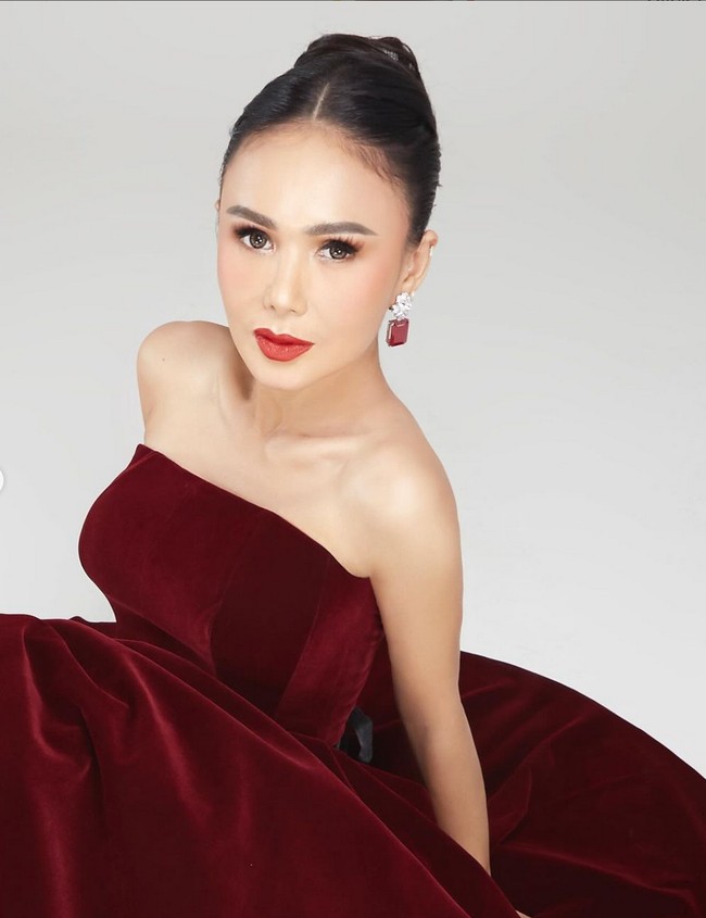 Tak sedikit netizen memuji penampilan awet muda Yuni Shara. Mereka pun mengungkapkannya di kolom komentar Instagram. “52thn secantik, selangsing, seimut ini 😍😍 kalah nih emak2 umur 30thn,” tulis salah satu netizen. “Serius 52 bukan 25,” tambah netizen lainnya. Foto: Instagram/@krisdayantilemos @egikagi @wonty_dw