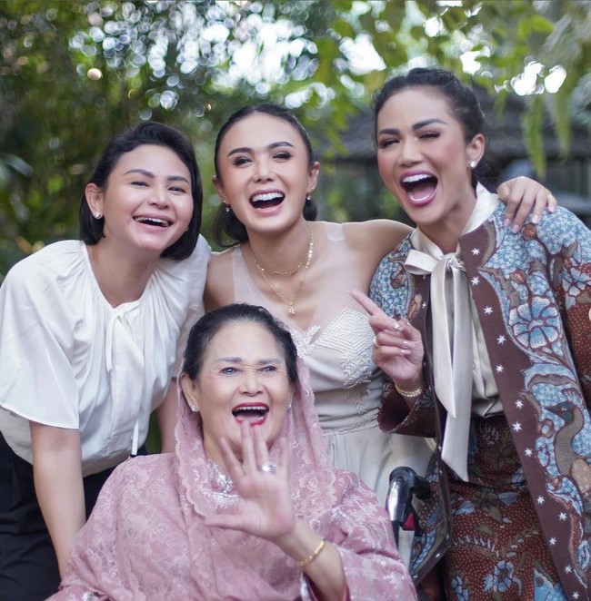 Dikelilingi orang-orang tersayang, termasuk kedua anaknya, sang adik yang juga penyanyi Krisdayanti, adik bungsu Kartika Sary dan ibunda, senyum bahagia menghiasi wajah pelantun lagu ‘Mengapa Tiada Maaf’ ini. Foto: Instagram/@krisdayantilemos @egikagi @wonty_dw