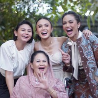 Dikelilingi orang-orang tersayang, termasuk kedua anaknya, sang adik yang juga penyanyi Krisdayanti, adik bungsu Kartika Sary dan ibunda, senyum bahagia menghiasi wajah pelantun lagu ‘Mengapa Tiada Maaf’ ini. Foto: Instagram/@krisdayantilemos @egikagi @wonty_dw