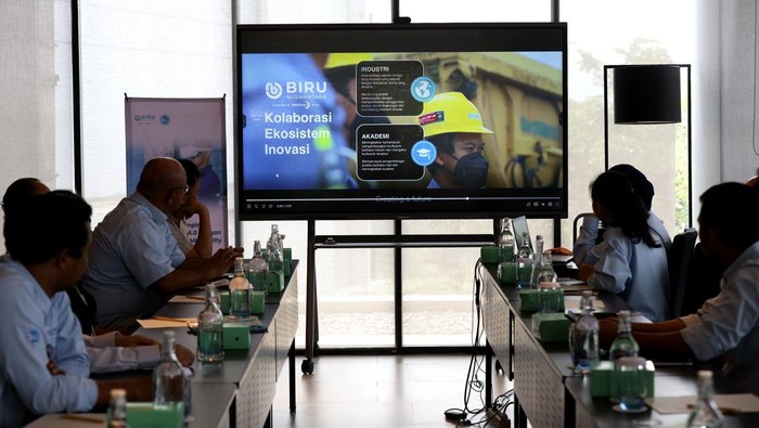 Upaya Penyerapan Tenaga Kerja Lulusan SMK di Industri Perhotelan PT BISA Ruang Nuswantara (BIRU), anak usaha PT Delta Dunia Makmur Tbk (Delta Dunia Group, IDX: DOID) yang berfokus di bidang pendidikan, vokasi, dan ekonomi sirkular, hari ini meresmikan kerja sama Pengembangan Pelatihan Keterampilan Sumber Daya Manusia (SDM) dengan Hotel Royal Tulip Gunung Geulis, Gunung Geulis, Bogor, Jawa Barat. Kemitraan ini mempertegas komitmen BIRU dalam memperluas kontribusinya bagi pertumbuhan ekosistem industri hospitality, khususnya sektor perhotelan, sekaligus mendukung agenda pemerintah dalam meningkatkan kompetensi SDM.