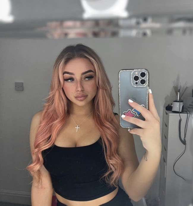 Victoria Thomas-Bowen melempar milkshake ke wajah Nigel Farage saat ia meninggalkan sebuah pub setelah meluncurkan kampanye untuk pemilihan umum anggota parlemen 2024. Foto: Dok. Instagram/@vic.tb