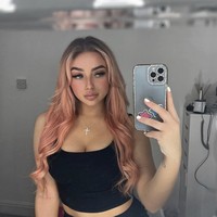 Victoria Thomas-Bowen melempar milkshake ke wajah Nigel Farage saat ia meninggalkan sebuah pub setelah meluncurkan kampanye untuk pemilihan umum anggota parlemen 2024. Foto: Dok. Instagram/@vic.tb