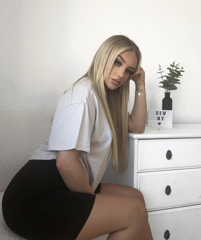 Dalam wawancara dengan BBC, Victoria mengaku bahwa tindakannya tersebut tidak direncanakan. Saya hanya merasa ingin melakukannya, kata Victoria. Dia tidak mewakili saya, dia tidak mewakili apa pun yang saya yakini, atau orang-orang di sekitar sini. Dia bukan dari sini,” ungkap Victoria mengkritik Nigel. Foto: Dok. Instagram/@vic.tb