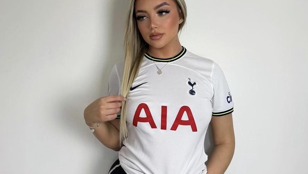 Foto Victoria, Model OnlyFans yang Lempar Milkshake ke Wajah Politikus
