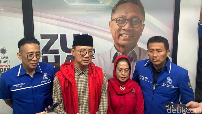 Wakil Ketua DPD PDIP Jatim Budi Kanang Sulistyono (kiri pakai baju merah)