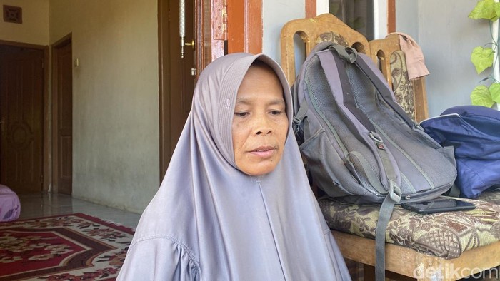 Waqiah saat merawat anaknya yang menderita celebral palsy