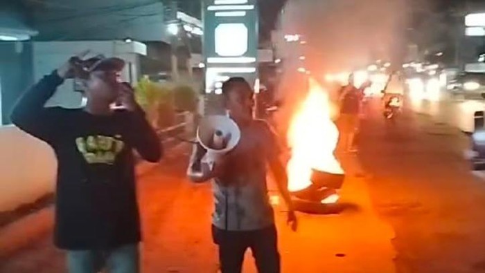 Warga Lubuklinggau berdemo dan membakar ban di depan kantor PLN.