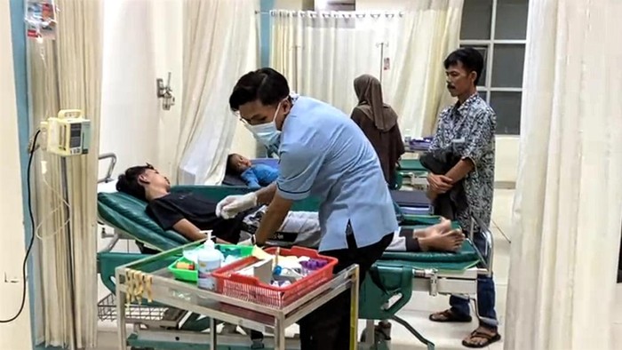 Warga Sukabumi keracunan usai santap hidangan hajatan.