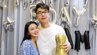 Tahun 2023, Wika Salim membuat kejutan ulang tahun untuk Adam. Selain dekorasi yang ciamik, ia juga menyiapkan whole cake aneka rasa yang dilengkapi lilin ulang tahun. Sweet! Foto: Instagram wikasalim dan maxadamkamil