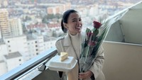 Tak kalah romantis! Ulang tahun Wika Salim pun menjadi momen spesial bagi Adam. Ia menyiapkan kejutan kue dan bunga saat sedang liburan di luar negeri. Foto: Instagram wikasalim dan maxadamkamil