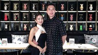 Kalau ini potret romantis dan serasi antara Wika Salim dan Adam saat sedang kencan. Mereka pilih santap di dining dan sake bar Jepang. Foto: Instagram wikasalim dan maxadamkamil