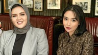 Pedangdut kelahiran Bogor ini juga kerap bepergian dengan kerabatnya. Salah satunya ketika ia ngobrol sambil makan di kafe hits Jakarta ini. Foto: Instagram wikasalim dan maxadamkamil