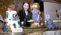 Wika Salim terlihat bahagia pada perayaan ulang tahunnya tahun ini. Ia mendapat kejutan kue dan tumpeng sebagai bentuk rasa syukur. Foto: Instagram wikasalim dan maxadamkamil