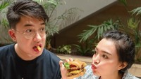 Pelantun lagu Runtah ini sedang berlibur ke Singapura bersama Adam. Mereka mencicipi burger Shake Shack yang terkenal di sana. Foto: Instagram wikasalim dan maxadamkamil