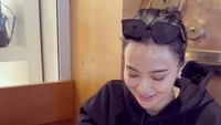 Jalan-jalan ke Belgia, Wika Salim pun tak melewatkan cicip cake cokelat enak di sana. Ia menemaninya dengan segelas minuman hangat. Foto: Instagram wikasalim dan maxadamkamil