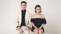 Wika Salim, pedangdut terkenal di Tanah Air. Kabar terbaru mengungkap, ia dan sang kekasih yang akrab disapa Adam tengah berproses menuju pernikahan, meski tak mengungkap kapan waktu tepatnya. Foto: Instagram wikasalim dan maxadamkamil