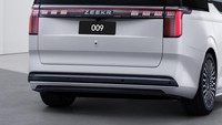 Di China, Zeekr 009 menggunakan dua motor elektrik, berpenggerak semua roda (AWD), dengan tenaga keseluruhan 544 PS (400 kW) dan torsi puncak 686 Nm. Performa  segahar itu bikin MPV bongsor ini bisa ngacir dari 0-100 km/jam hanya dalam waktu 4,8 detik. Foto: Dok. Zeekr