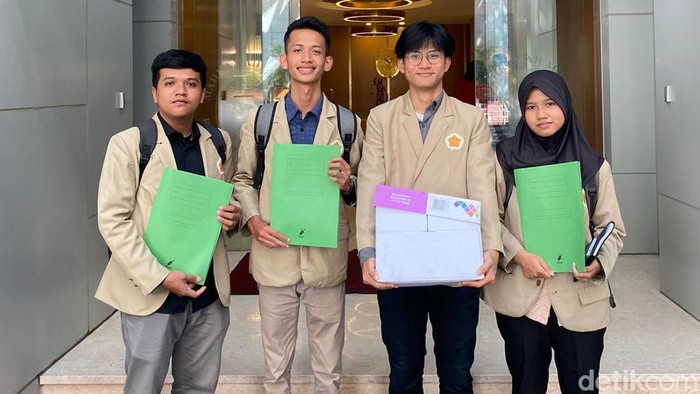 4 Mahasiswa UGM gugat Permendikbud terkait UKT ke MA. (Rifka/detikcom)