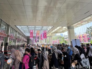 Hari Pertama Jakarta X Beauty 2024, Antre Pengunjung dan Jastip Sejak Pukul 6