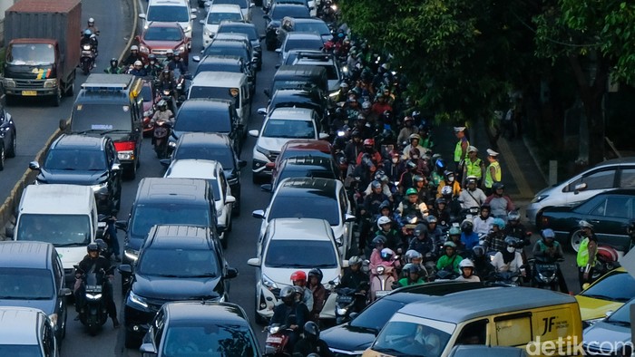 Lalin sekitar GBK di Jalan Gatot Subroto arah Slipi terpantau macet pada hari Kamis (6/6/2024) pukul 16.30 WIB. Sebagai informasi, ada pertandingan antara timnas Indonesia melawan timnas Irak di Stadion Utama GBK sore ini.