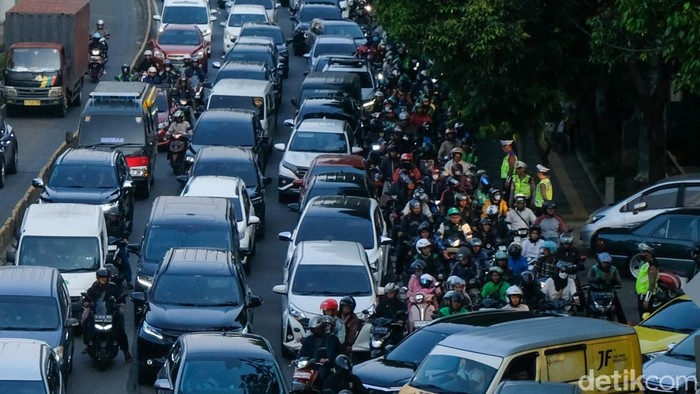 Ada Indonesia vs Irak, Lalin Sekitar GBK Macet Lalin sekitar GBK di Jalan Gatot Subroto arah Slipi terpantau macet pada hari Kamis (6/6/2024) pukul 16.30 WIB. Sebagai informasi, ada pertandingan antara timnas Indonesia melawan timnas Irak di Stadion Utama GBK sore ini.