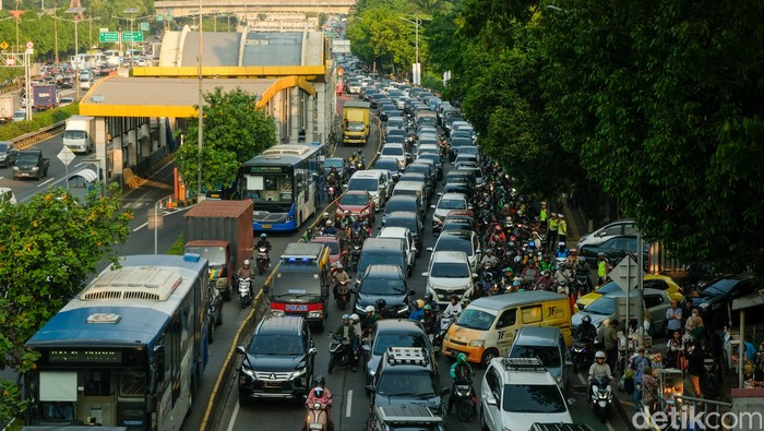 Lalin sekitar GBK di Jalan Gatot Subroto arah Slipi terpantau macet pada hari Kamis (6/6/2024) pukul 16.30 WIB. Sebagai informasi, ada pertandingan antara timnas Indonesia melawan timnas Irak di Stadion Utama GBK sore ini.