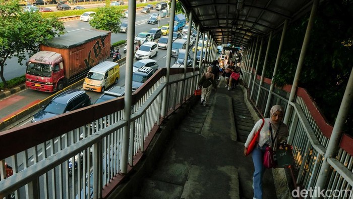 Lalin sekitar GBK di Jalan Gatot Subroto arah Slipi terpantau macet pada hari Kamis (6/6/2024) pukul 16.30 WIB. Sebagai informasi, ada pertandingan antara timnas Indonesia melawan timnas Irak di Stadion Utama GBK sore ini.