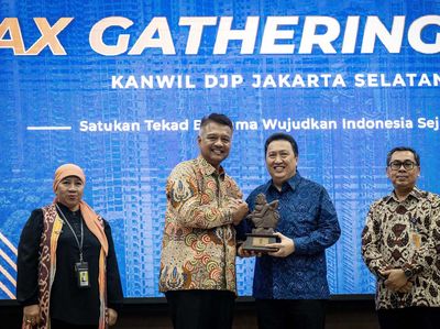 Adaro Terima Penghargaan Wajib Pajak