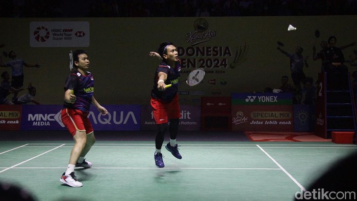 Pebulu tangkis ganda putra Indonesia Mohammad Ahsan dan Hendra Setiawan melawan pasangan China Liang Wei Keng dan Wang Chang dalam babak 16 besar Indonesia Open 2024 di Istora Senayan, Jakarta, Kamis (6/6/2024). Ahsan-Hendra kalah dengan skor 21-17, 20-22 dan 18-21.