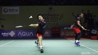 Ahsan/Hendra memulai gim kedua dengan cukup baik dan memimpin 6-3. Wakil Indonesia ini tetap menjaga keunggulan jarak poin dari Liang/Wang hingga 10-7. Unggulan kedua ini berbalik unggul 11-10 di interval. Liang/Wang menjauhkan kejaran menjadi 15-12 selepas interval. Duel sengit terjadi jelang akhir gim kedua hingga kedudukan berimbang 19-19 dan 20-20. Liang/Wang akhirnya menutup gim kedua dengan skor 22-20. Rubber game! 