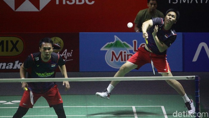 Ahsan/Hendra Takluk dari Pasangan China Liang/Wang Pebulu tangkis ganda putra Indonesia Mohammad Ahsan dan Hendra Setiawan melawan pasangan China Liang Wei Keng dan Wang Chang dalam babak 16 besar Indonesia Open 2024 di Istora Senayan, Jakarta, Kamis (6/6/2024). Ahsan-Hendra kalah dengan skor 21-17, 20-22 dan 18-21.
