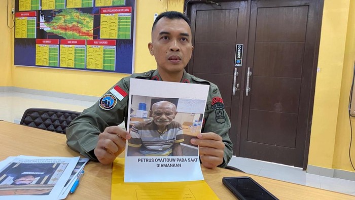Kasatgas Humas OPS Damai Cartenz-2024 AKBP Bayu Suseno saat menunjukkan foto Petrus  Oyaitouw. (Istimewa)