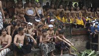 Desa Tenganan Pegringsingan kuno Bali Aga berbeda dengan desa-desa lain di Bali, terutama dalam kepercayaan mereka terhadap Dewa Indra dan budaya Bali yang terjalin dalam kehidupan masyarakat sehari-hari.  