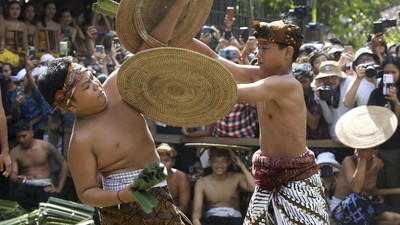 Aksi Berani Pria di Bali Ikut Perang Pandan Berduri