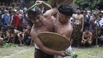 Aksi Berani Pria di Bali Ikut Perang Pandan Berduri
