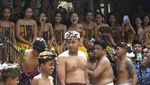 Aksi Berani Pria di Bali Ikut Perang Pandan Berduri