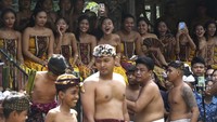 Tradisi tersebut berawal dari kepercayaan bahwa mereka harus melakukan pengorbanan darah kepada Indra. Ketika laki-laki dan anak laki-laki menumpahkan darah mereka selama pertempuran, ini adalah pengorbanan dan pengabdian tertinggi kepada Indra, dan juga menunjukkan dedikasi kepada komunitas mereka.  