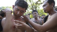 Dengan menggunakan daun pandan berduri, dua orang pemuda desa akan saling bertarung. Duri-duri pandan itu pun menyayat tubuh keduanya. Bahkan, ada yang luka dan berdarah.   