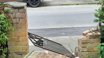 Meski masih bocil, tendangannya bisa meremukan pagar. Foto: Boredpanda