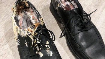 Tak ada piring, sepatu ayah pun jadi untuk taro kue. Foto: Boredpanda