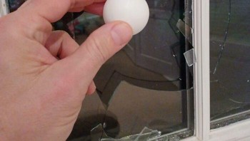Ketika kaca jendela pecah karena untuk main pingpong. Foto: Boredpanda