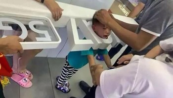 Kepalanya masuk ke display toko. Foto: Boredpanda