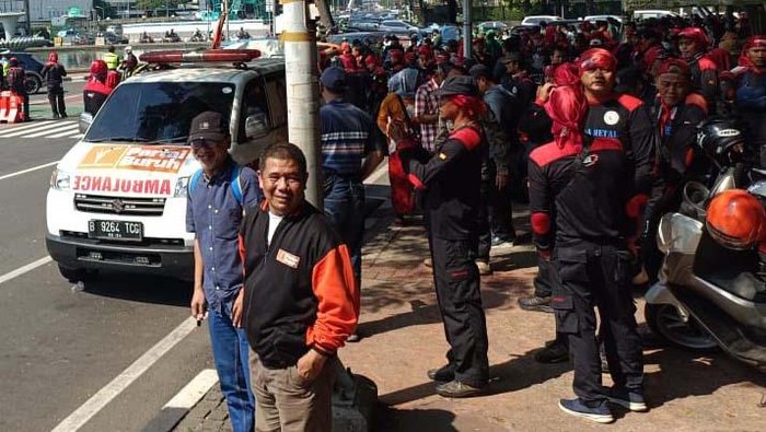 Aksi Buruh Hari Ini Tolak Iuran Tapera! Elemen buruh hari ini akan melakukan demonstrasi menolak iuran Tabungan Perumahan Rakyat (Tapera). Mereka mulai mendatangi area Patung Kuda, Jakarta Pusat.